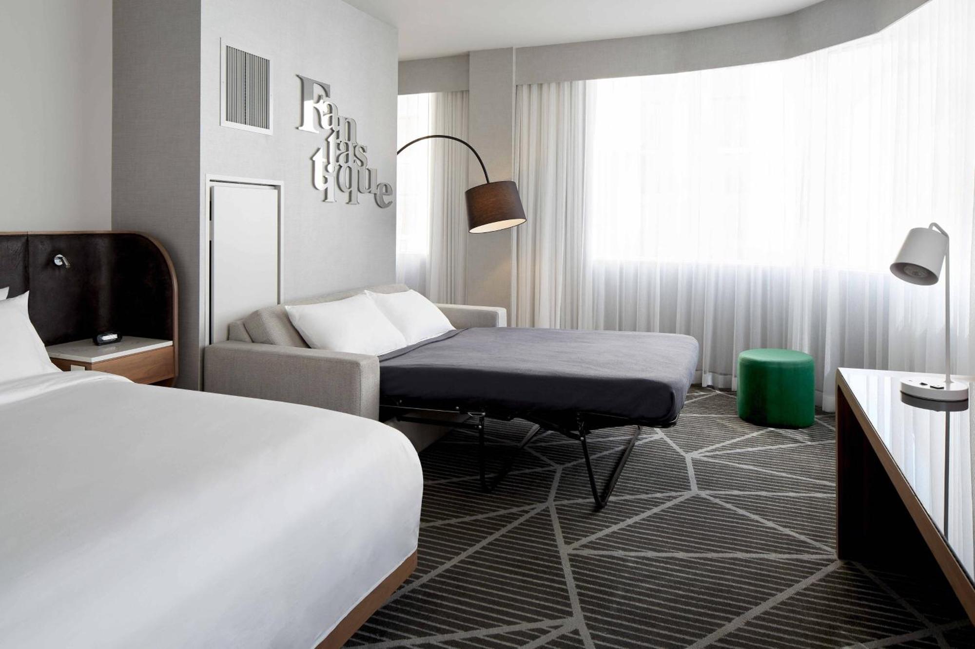 Renaissance Centre-ville Hotel 4*