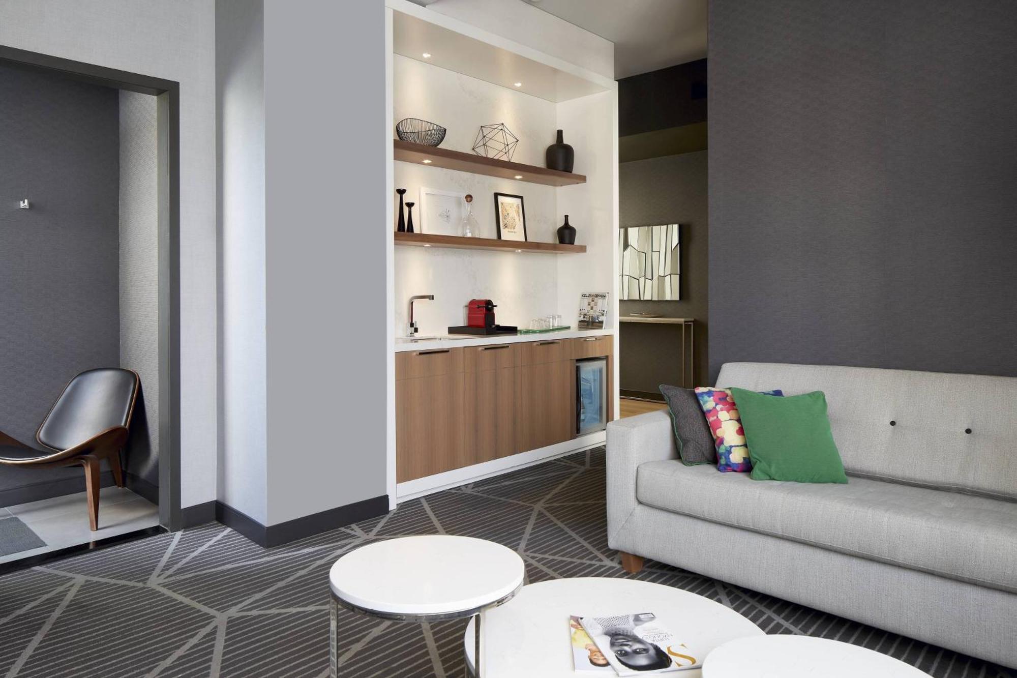 Renaissance Centre-ville Hotel 4*