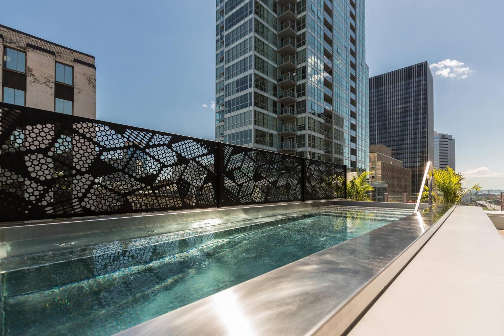 Renaissance Centre-ville Hotel 4*