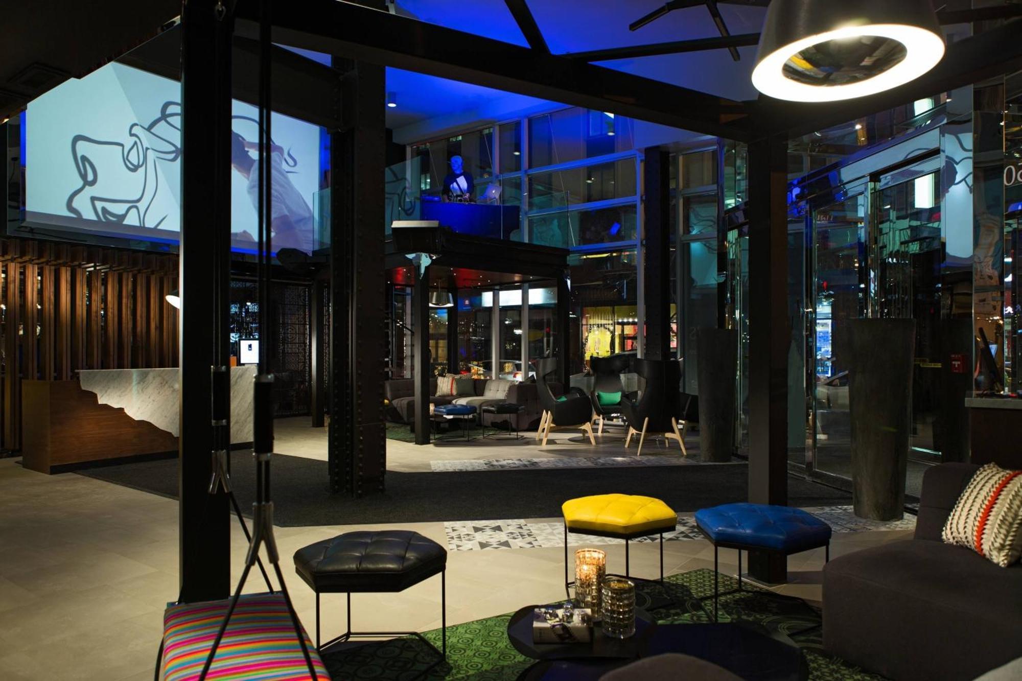 Renaissance Centre-ville Hotel 4*