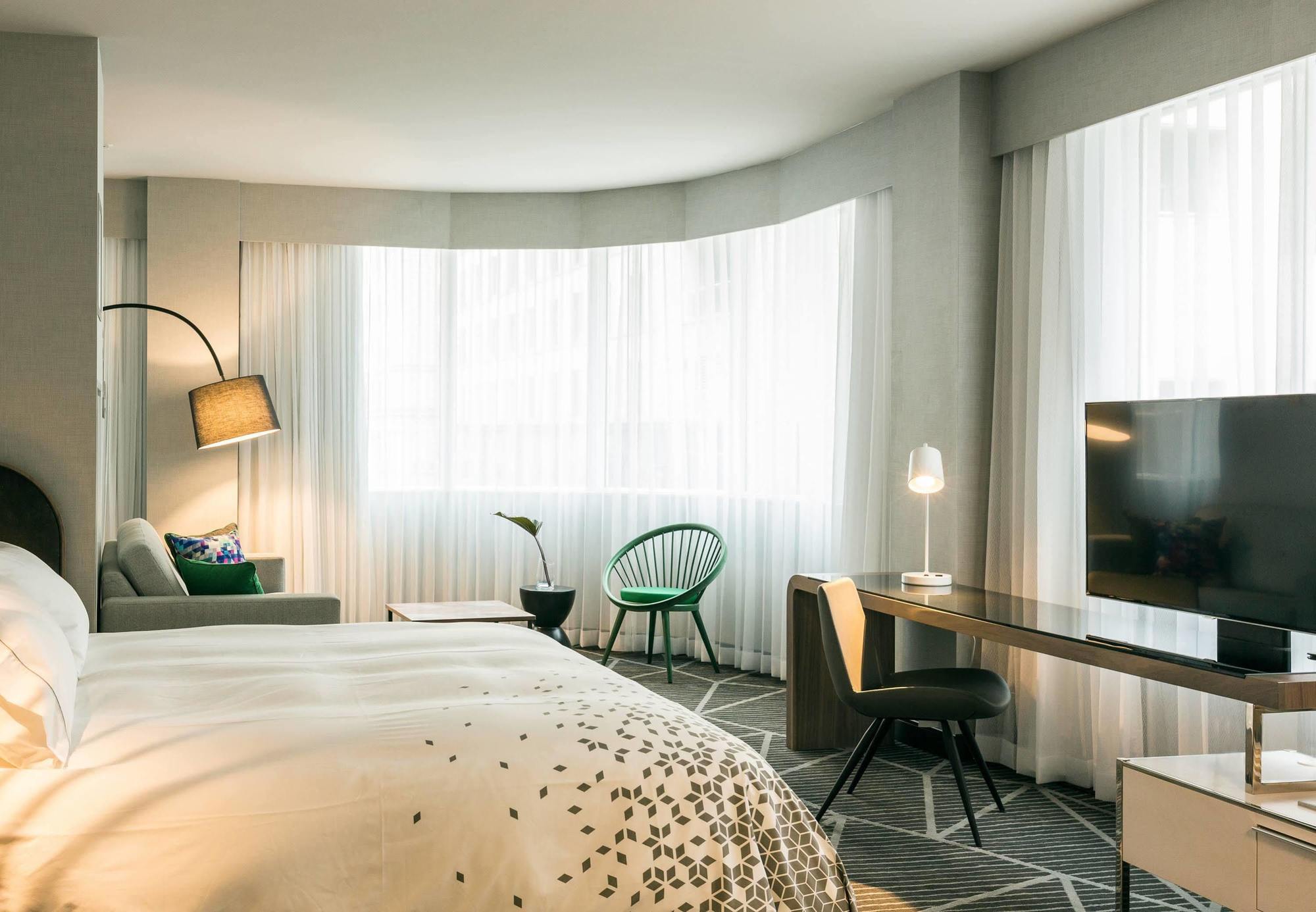 Renaissance Centre-ville Hotel 4*