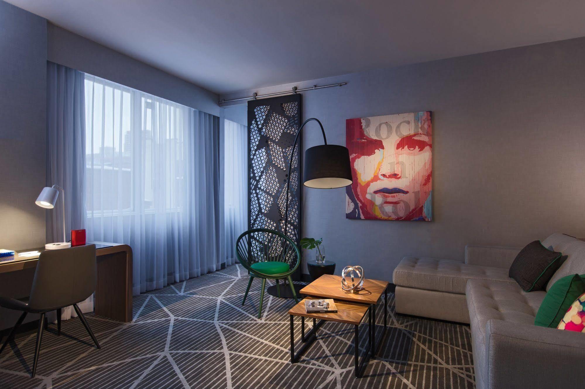 Renaissance Centre-ville Hotel 4*